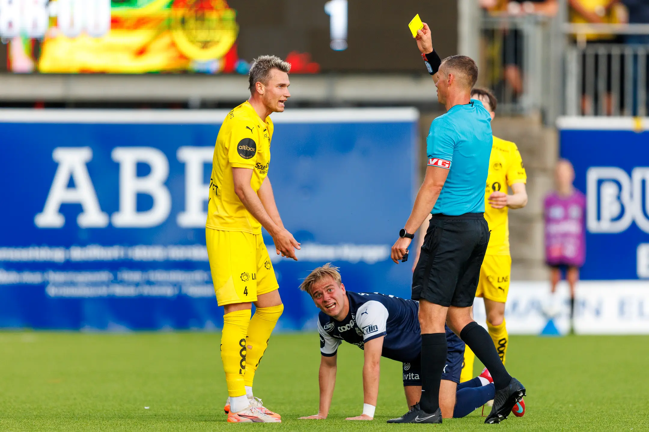 闪耀主帅：裁判改变了游戏规则，我们少打一人他居然给7分钟补时