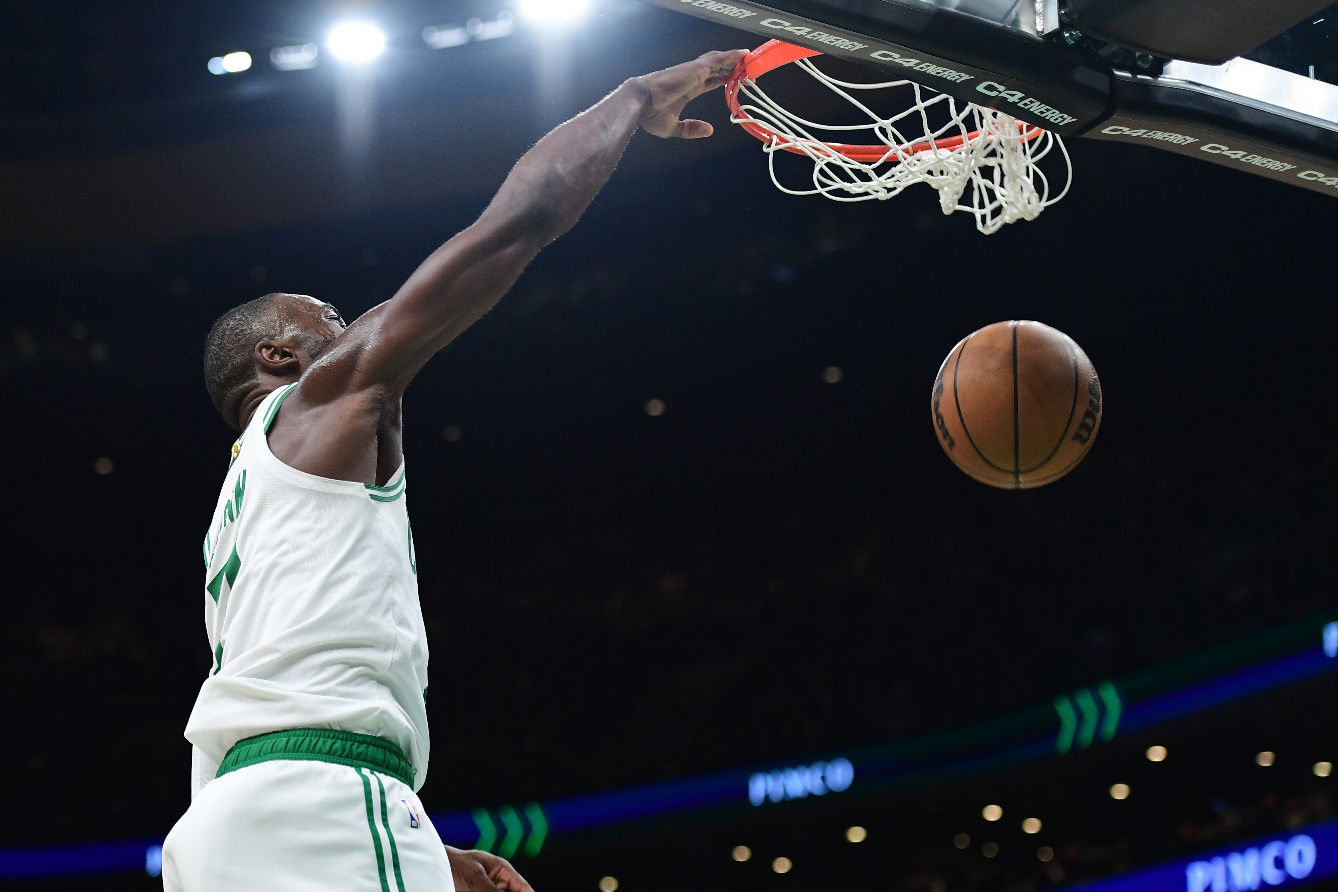 nba盘口-主裁：杰伦·布朗首T因不满判罚&amp;说脏话 第二个T因主动接近裁判